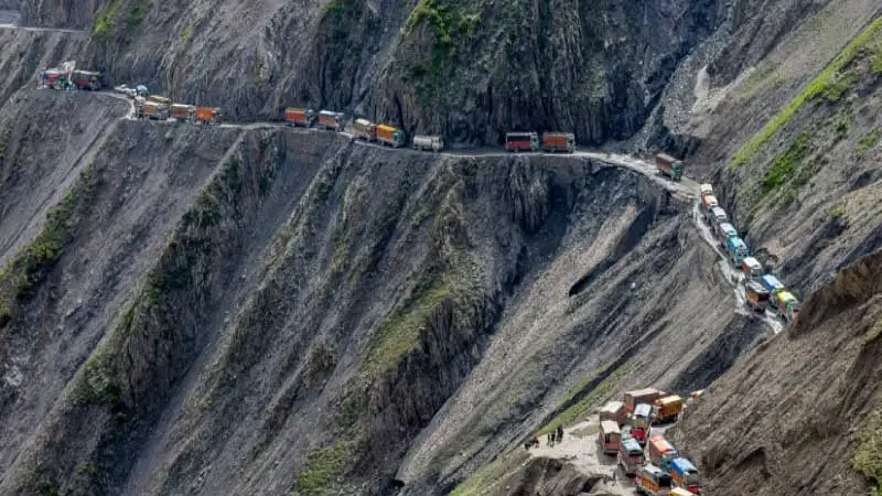 drive to Zoji La Pass