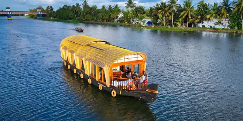 Houseboat Tour Ride in Alleppey