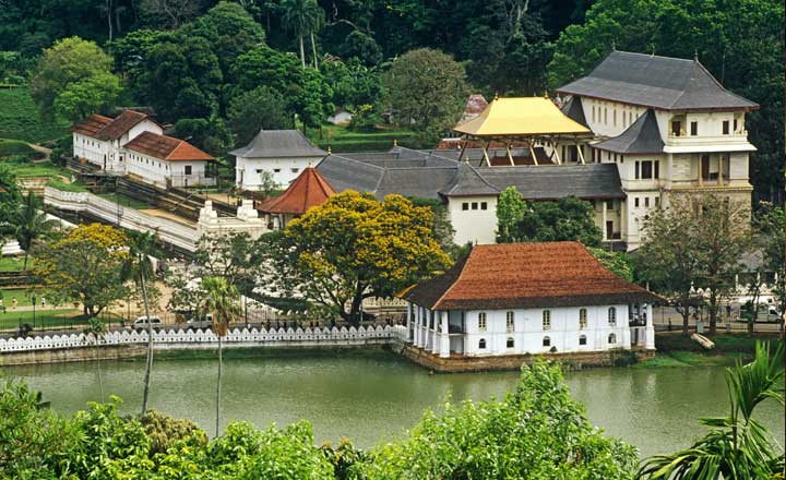 temple of tooth relic in kandy