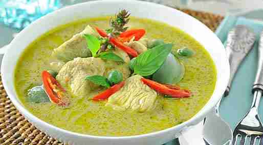 Geng Kheaw Wan Gai (Green Curry Chicken) 